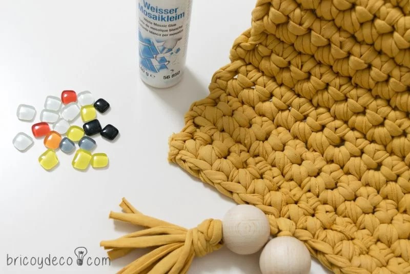 T-shirt yarn tassels to decorate the lapel