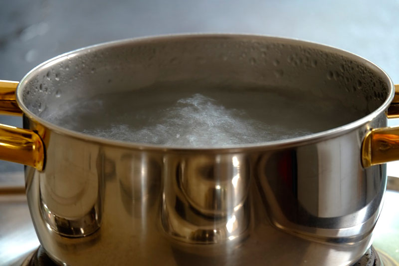 cleaning pots with baking soda
