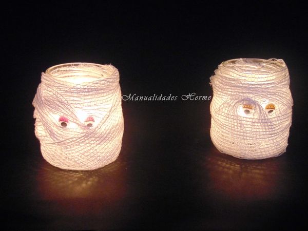 decorate-the-table-at-halloween-candles-mummy