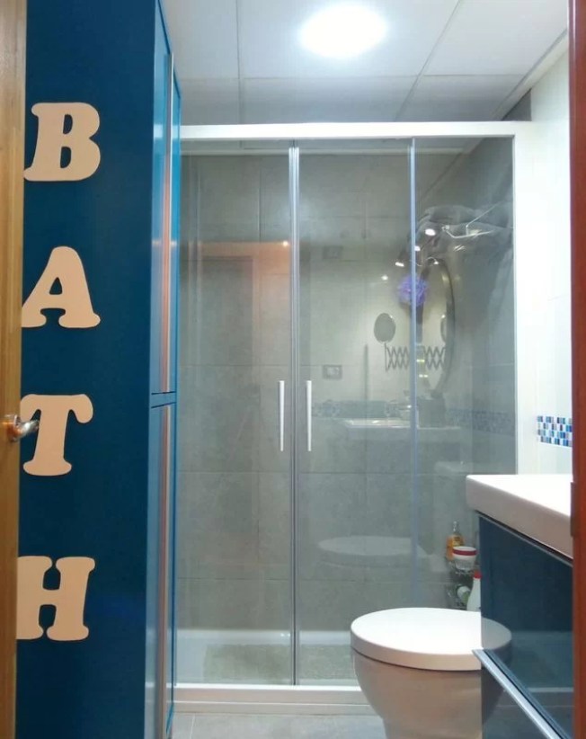 bathroom-turquoise-entrance