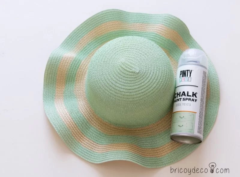 customize beach hat with spray paint