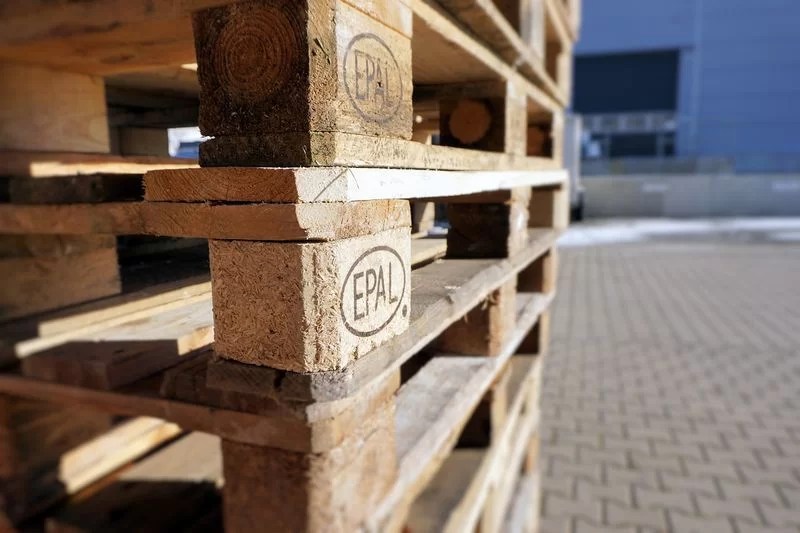 how to prepare the wood of the pallets before painting them
