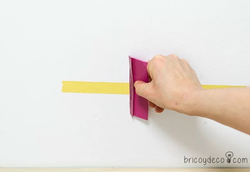 place the masking tape to paint with a spatula