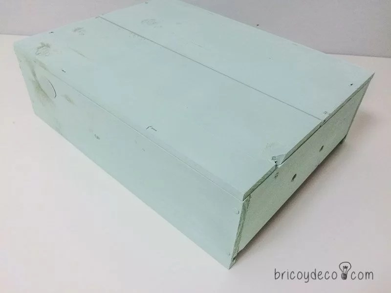 paint a wine box to recycle it